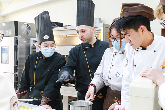 学烘焙甜点在哪学比较好？