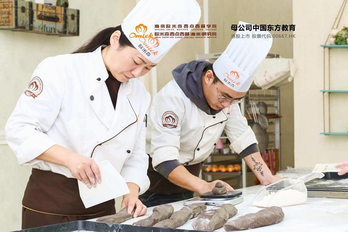 为什么大家都选南京欧米奇西点学校？