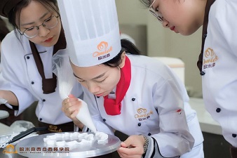 南京欧米奇蛋糕师培训班一般是怎么收费的？