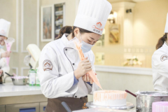 如何成为一名专业的甜点师？