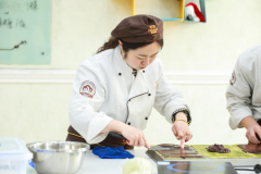 学做蛋糕是去蛋糕店里还是去培训学校呢？
