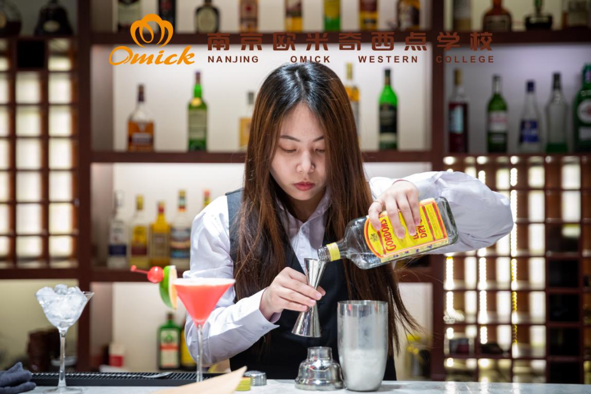 学调酒师需要多少钱一个月呢