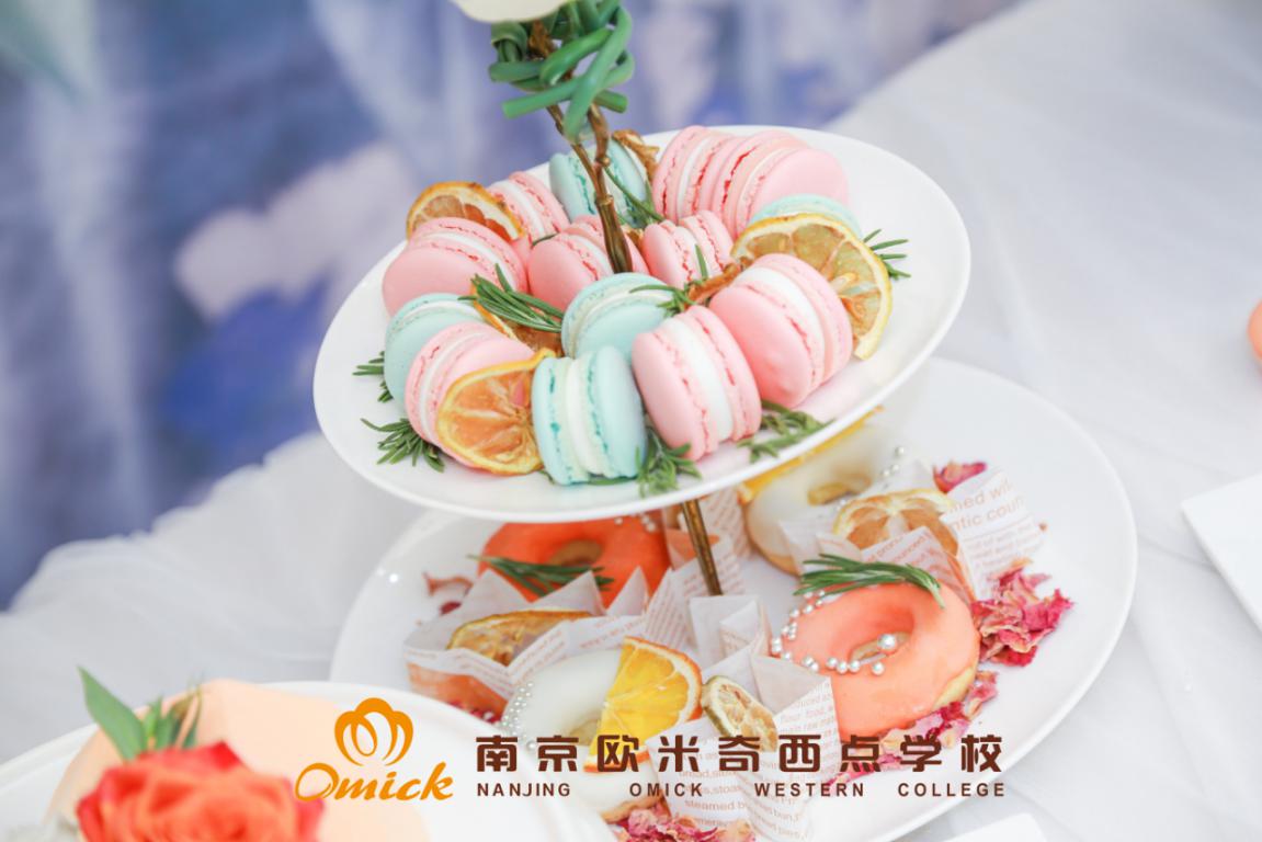 学烘焙是去学校比较好还是店里好