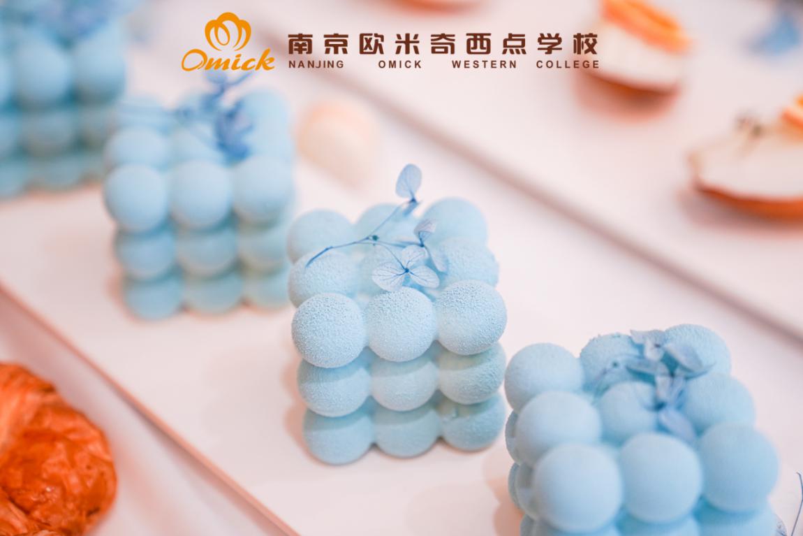 学烘焙是去学校比较好还是店里好