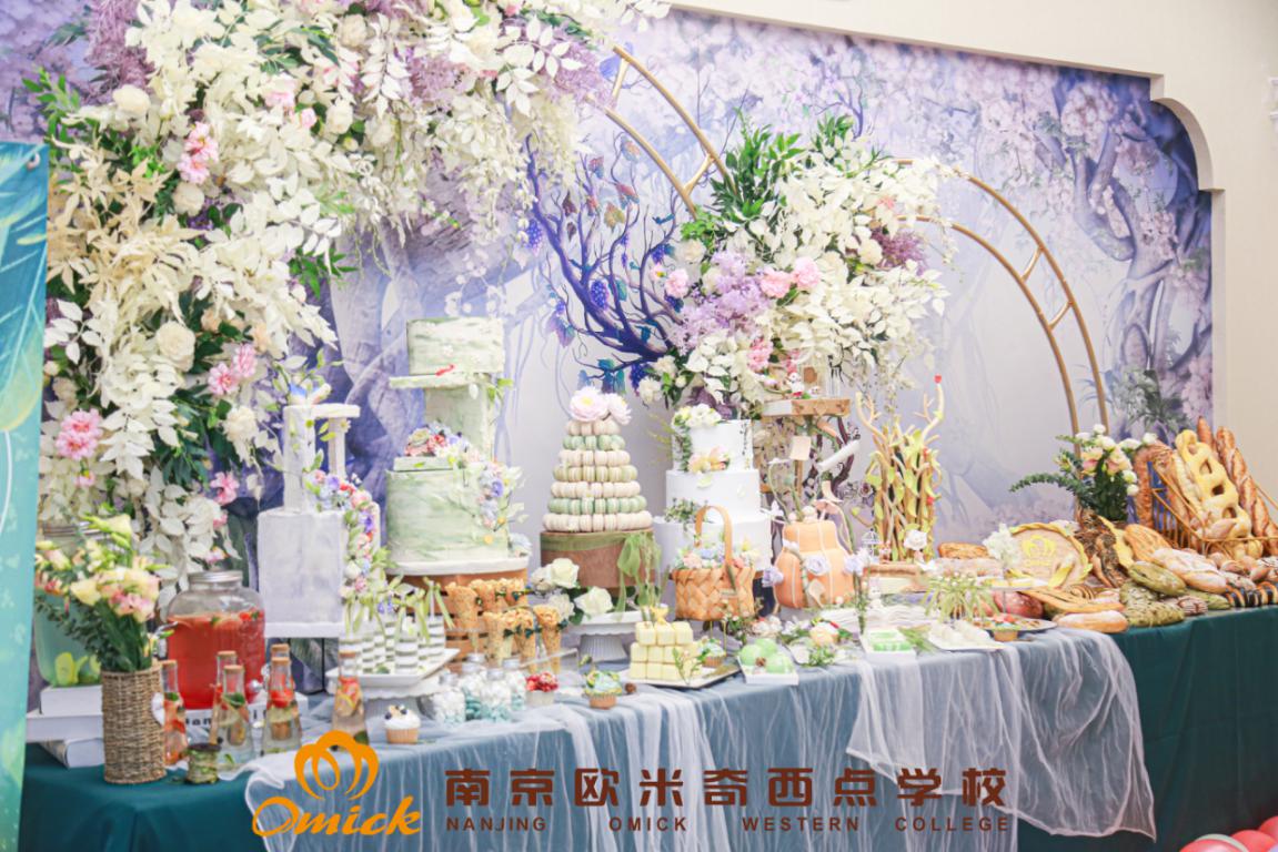 学烘焙是去学校比较好还是店里好